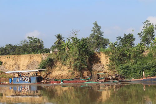 Tiếng[-]kêu[-]tuyệt[-]vọng[-]từ[-]sông[-]Đồng[-]Nai:Tan[-]nát[-]đôi[-]bờ